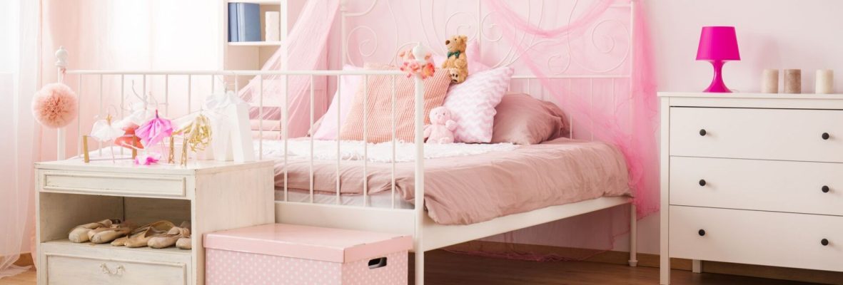 lit de fille dans chambre rose